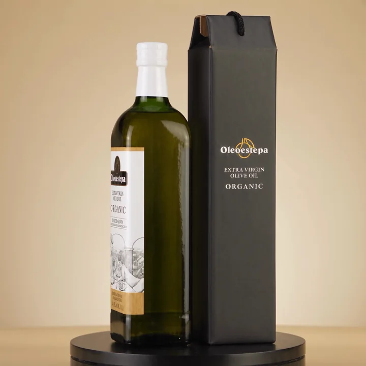 Oleoestepa one-liter bottle and matte-black gift box in a scroll-controlled 360-degree product view